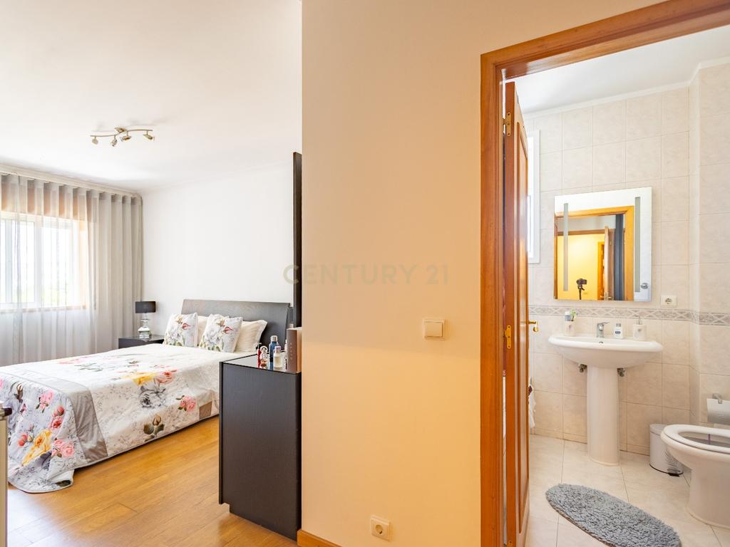 Apartamento T3 junto ao Estádio Municipal em Marco de Canaveses (3ºandar) - Image 11