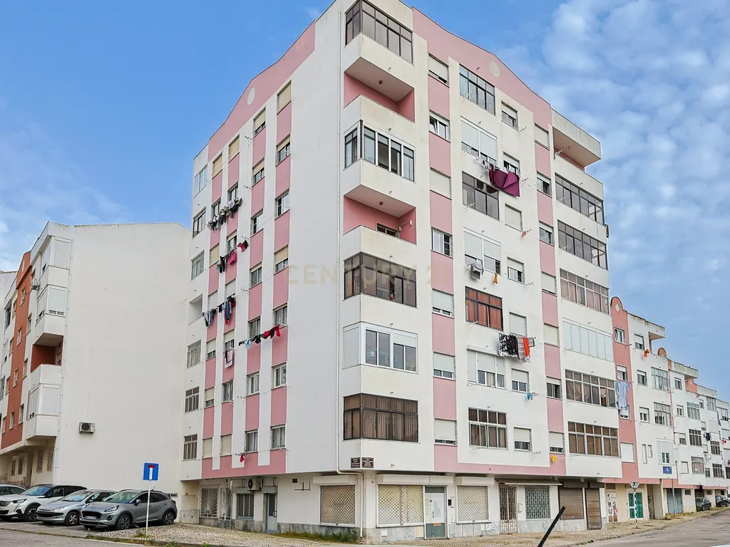 Apartamento T1 com Vista Panorâmica no Seixal - Image 23