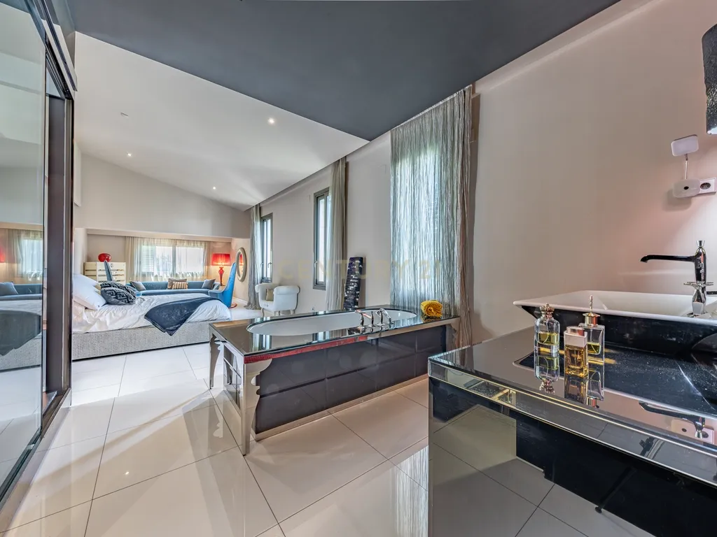 Villa de Design em Segunda Linha de Mar em Sitges com Mobiliário de Marcas de Luxo - Image 46