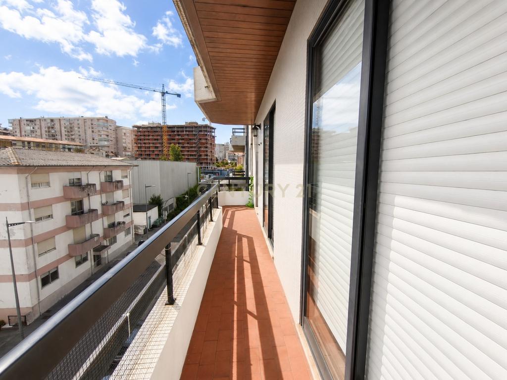 Apartamento T2 com Vista Panorâmica em Vila Nova de Gaia - Image 20