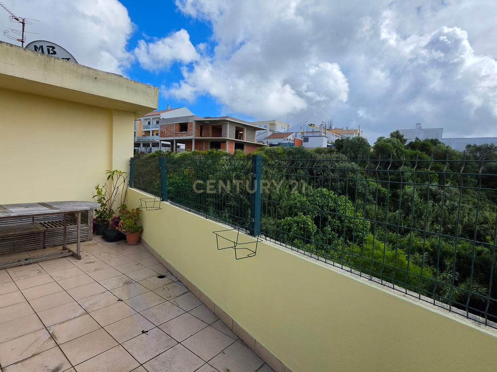 Apartamento Duplex T5 no centro de Palmela - Image 5