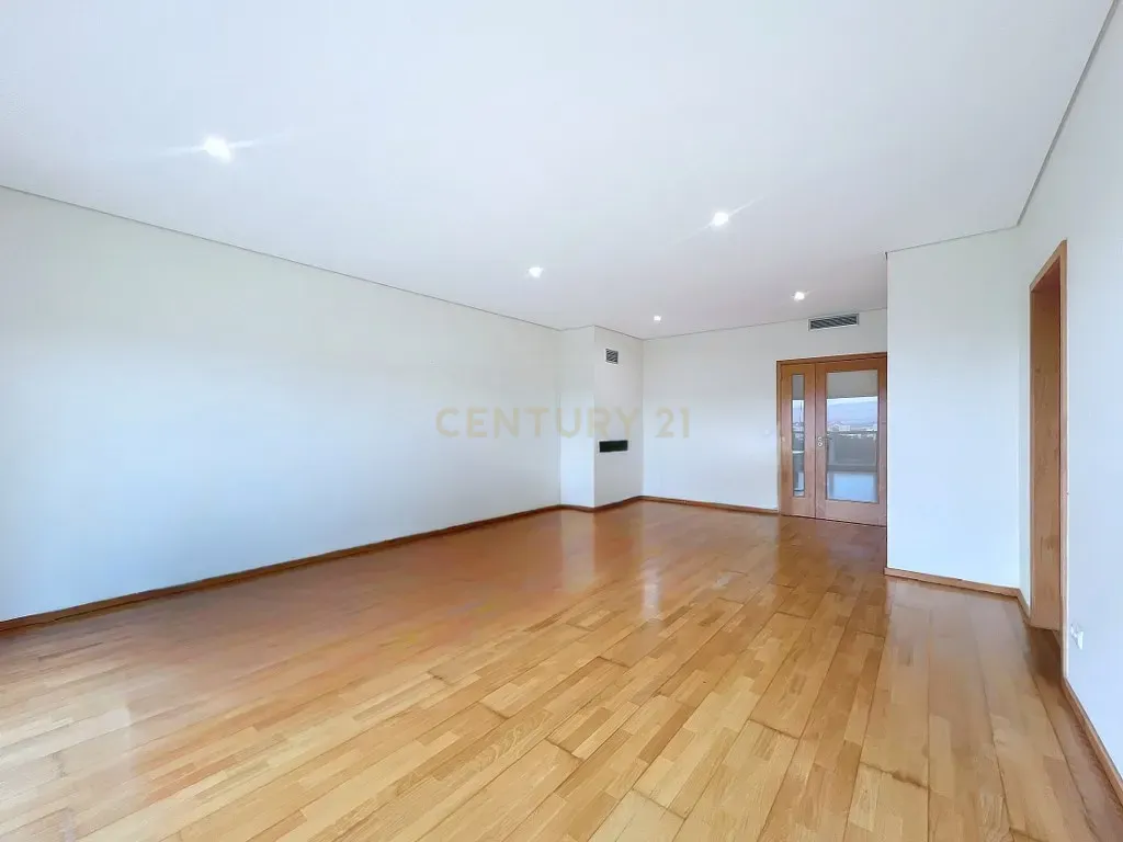 Fotografia 7 de T2 Duplex com 2 Suítes | Último Piso | Garagem Box para 2 Viaturas | Ponta Delgada