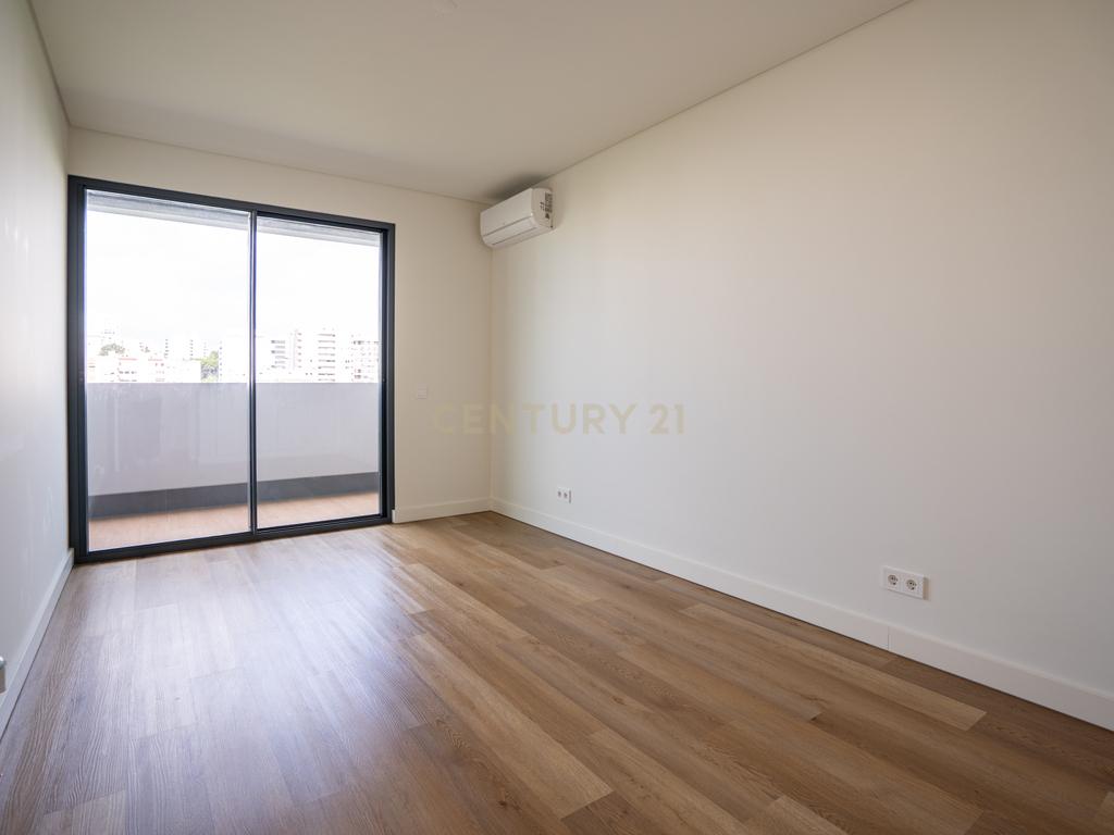 Exclusivo T3 no Terraces Mirear com Varanda, Piscina, Ginásio e Sauna – Miraflores - Image 17