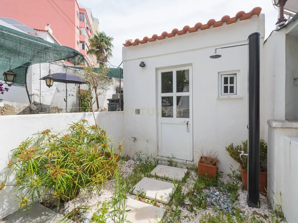 Moradia T3 + 1 Renovada com Jardim e Piscina em Penha de França, Lisboa - Image 20
