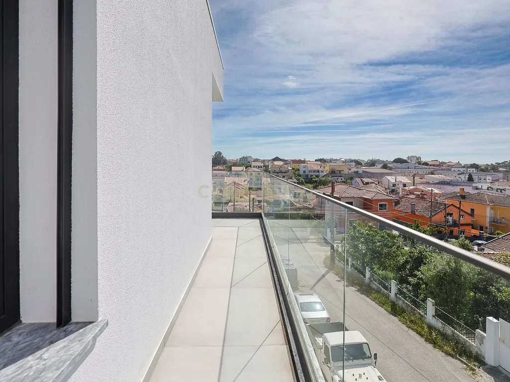 Moradia T5 com Piscina e Domótica - Nova Construção na Charneca da Caparica - Image 33