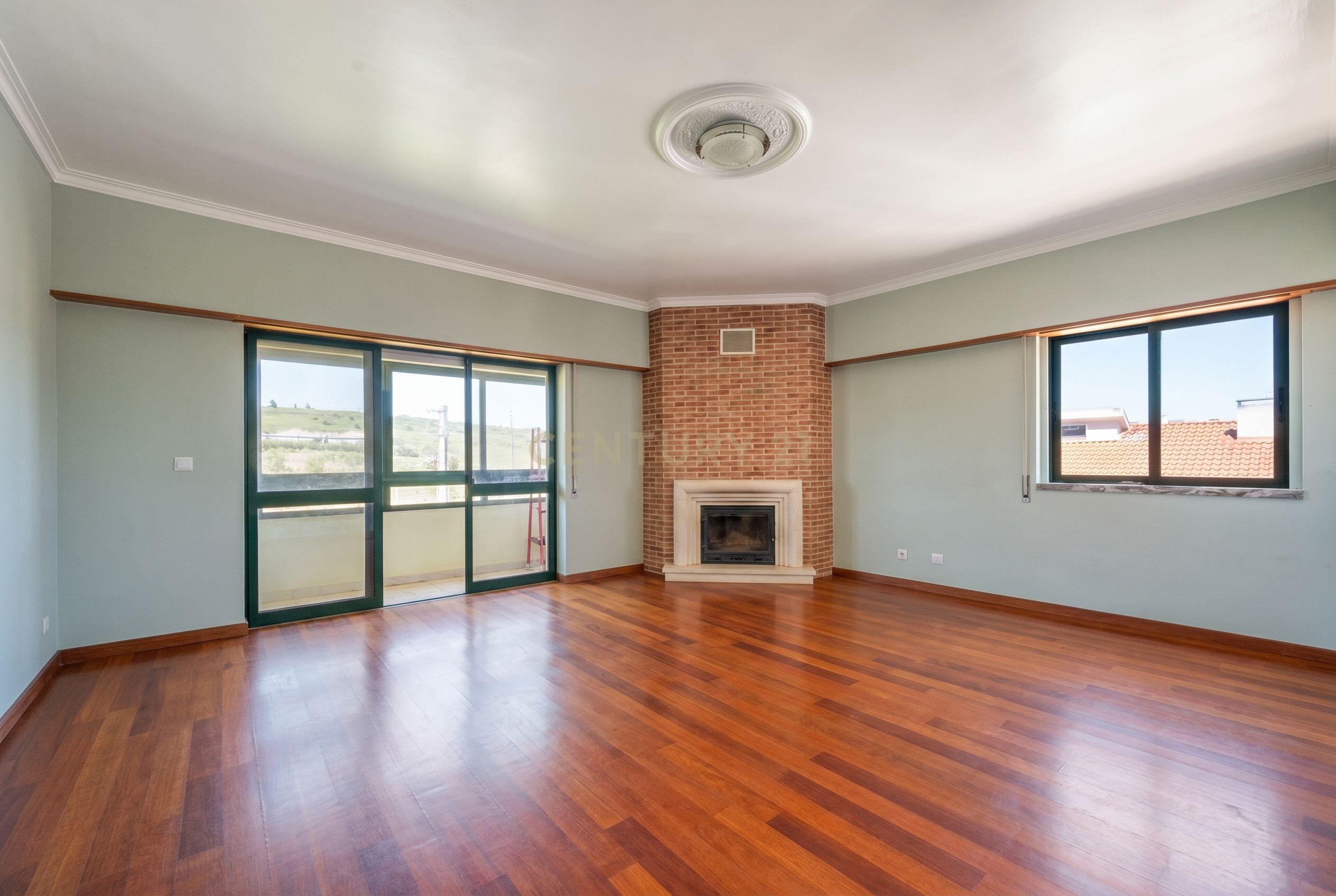 Fotografia 4 de Apartamento T3 com 120m² | Sala com Lareira | Excelentes Áreas e Luz Natural em Algueirão