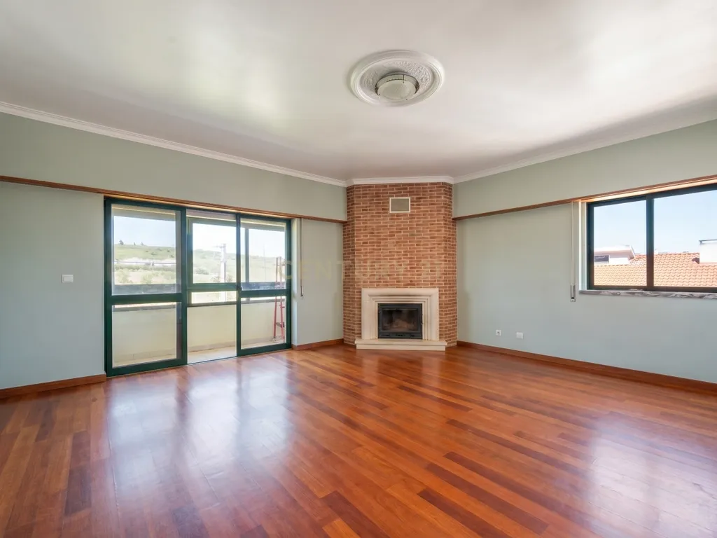 Apartamento T3 com 120m² | Sala com Lareira | Excelentes Áreas e Luz Natural em Algueirão - Image 4