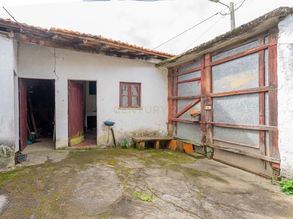 Moradia T3 para recuperar com terreno a 1,5km do centro de Vila Nova de Poiares - Image 12