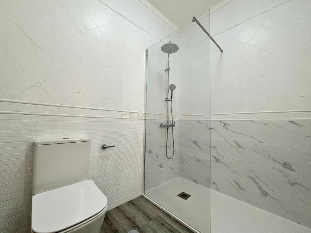 Moradia T2+1 em banda, situada na Urbanização do Mato Santo Espírito, em Tavira, totalmente remodelada e pronta a estrear. - Image 18