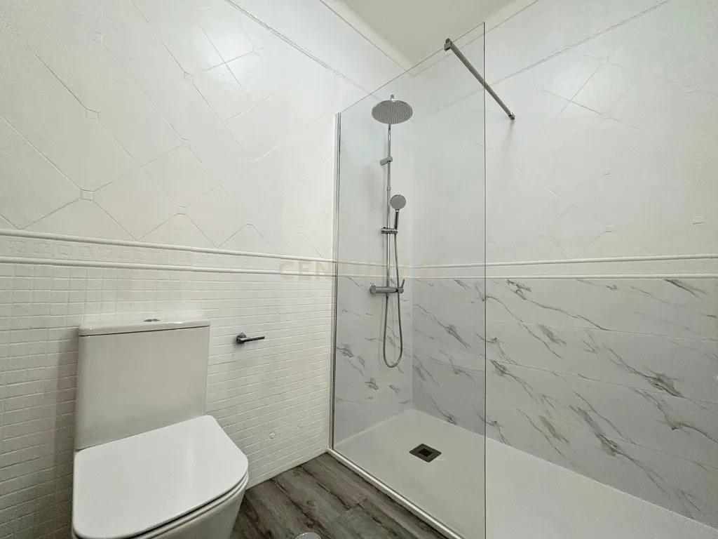 Moradia T2+1 em banda, situada na Urbanização do Mato Santo Espírito, em Tavira, totalmente remodelada e pronta a estrear. - Image 18