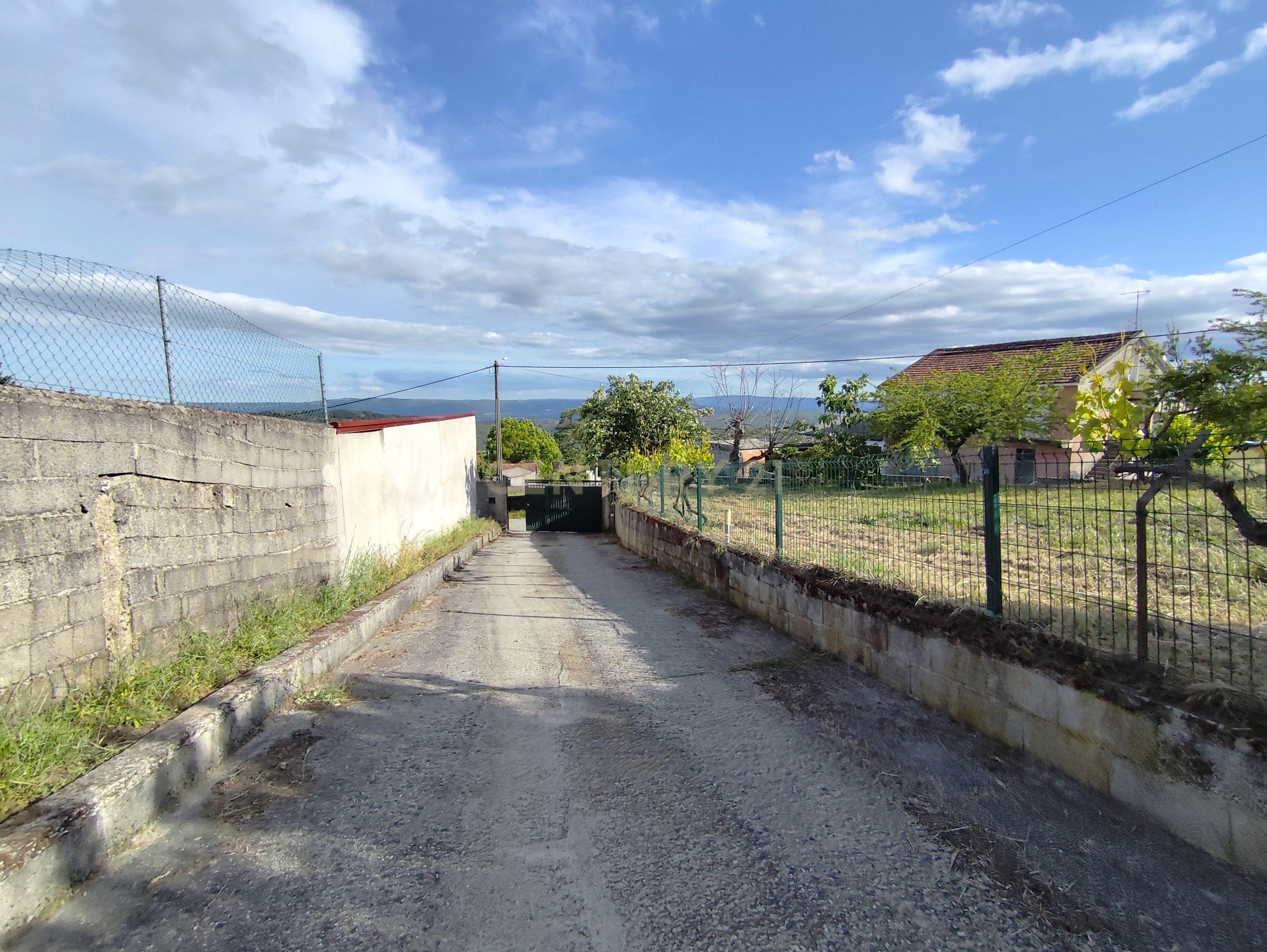 Fotografia 3 de Moradia T3 com Armazém e Terreno Envolvente | A 14 km de Chaves