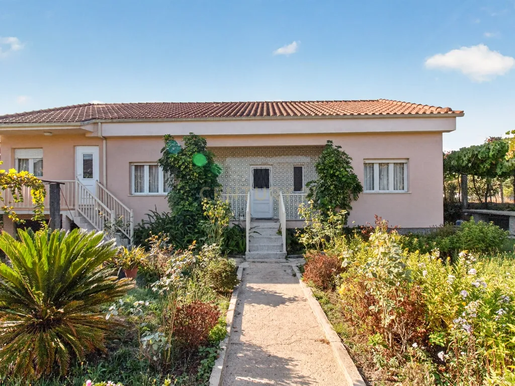 MORADIA T3 EM ESPINHO - BRAGA | 800 M² DE TERRENO | JARDIM | VISTA PANORÂMICA - Image 1