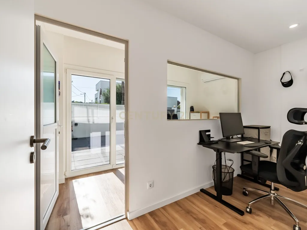 Moradia T4 Contemporânea com piscina, na Aroeira, perto do golf e praias - Image 36