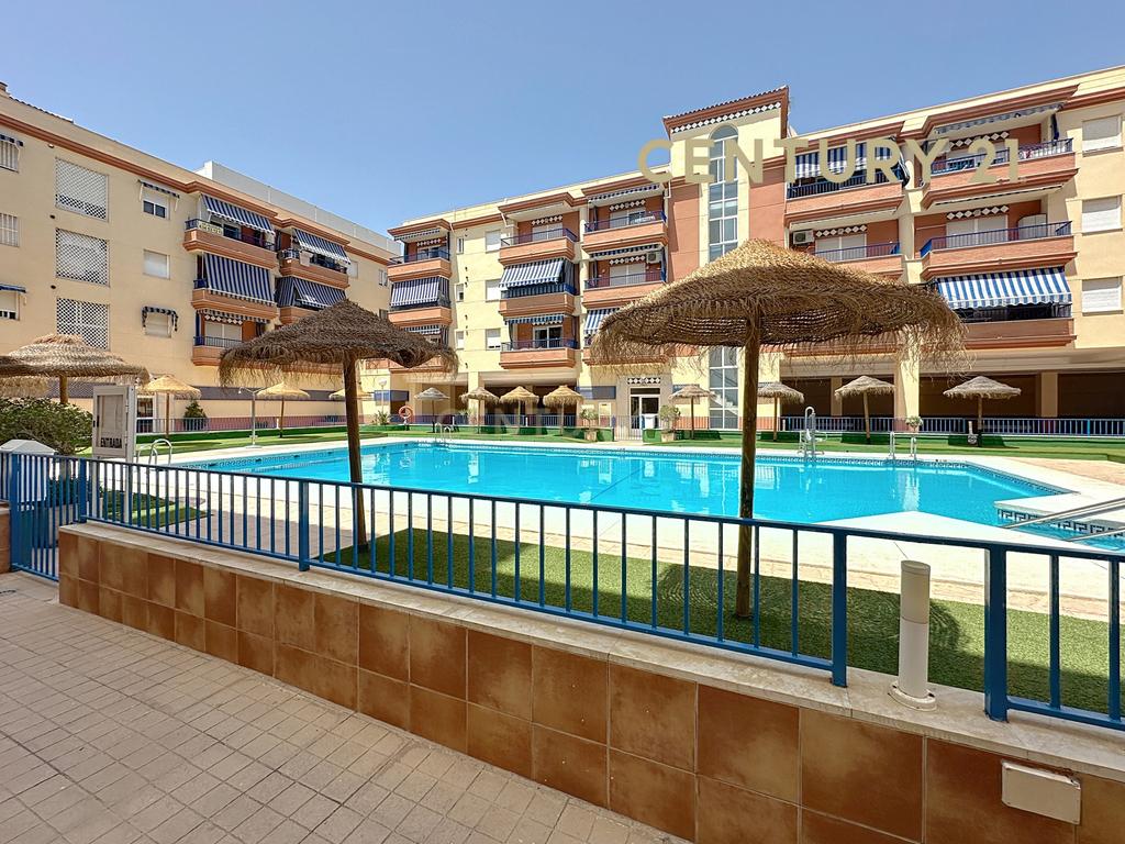 Apartamento de um quarto para arrendar em Torrox Costa com terraço e piscina - Image 16