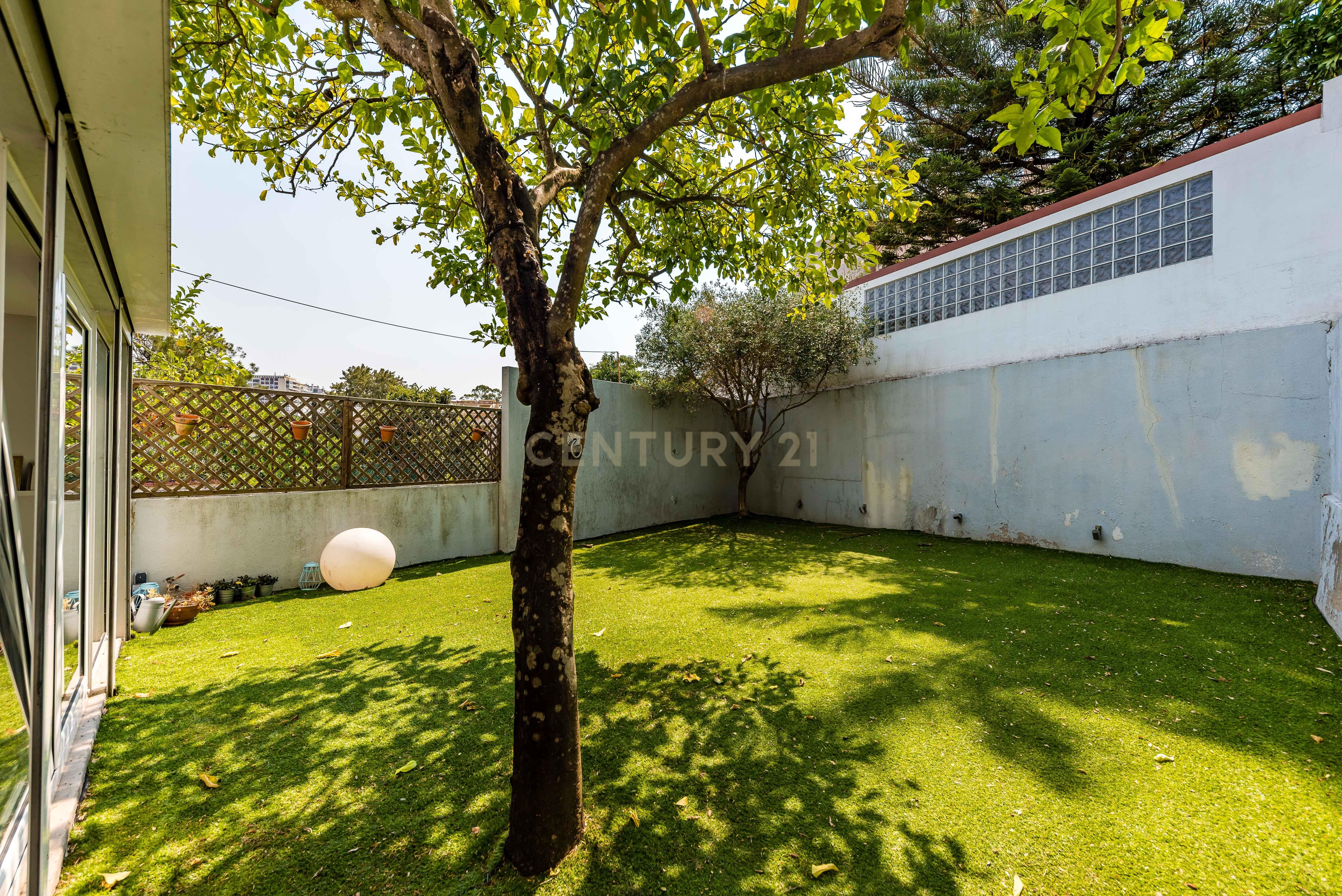 Fotografia 9 de Moradia T2 Renovada com Jardim, Cave e Terraço | Viva o melhor de Belém em 3 pisos.