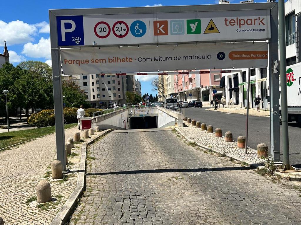 Oportunidade de Investimento em Campo de Ourique – Habitação + Loja Arrendadas com Garagem - Image 15