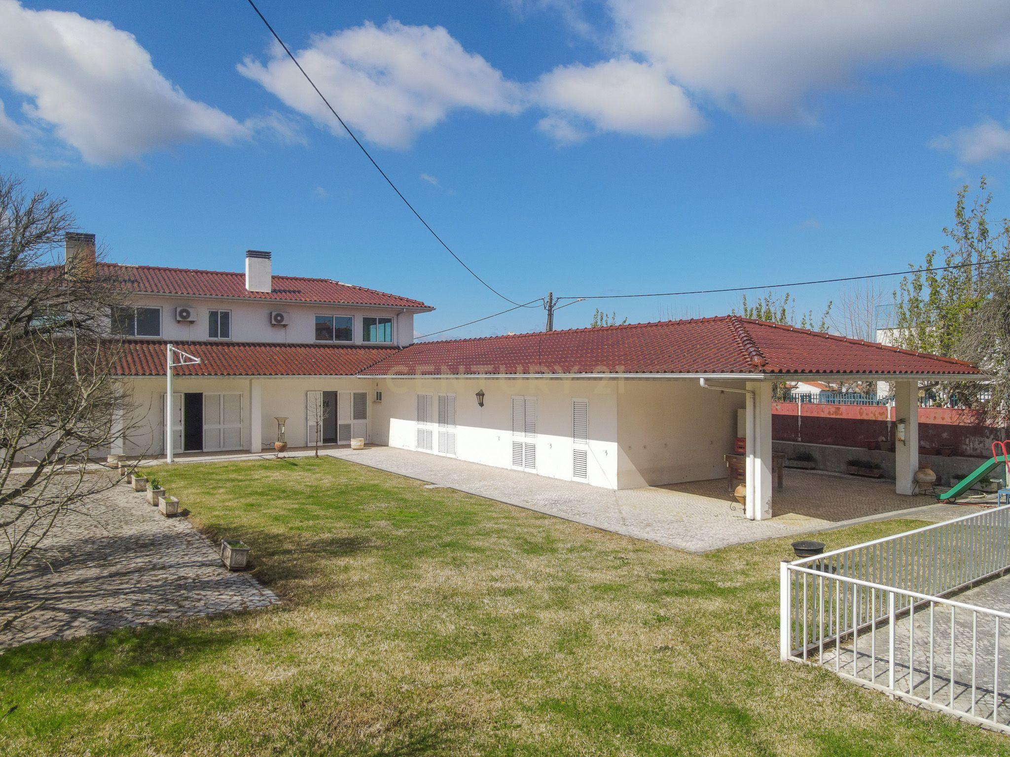 Moradia T5 com varanda coberta,terraço,piscina,jardim,poço,anexo e telheiro numa localização privilegada no centro de Lousã - Image 5