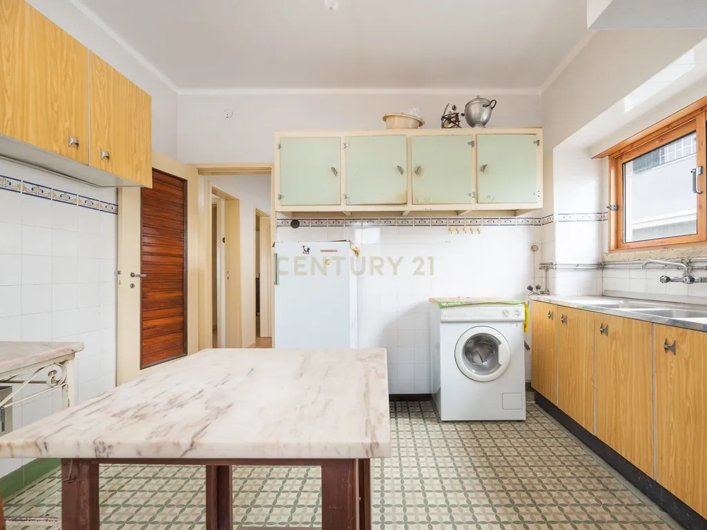 Venda | Apartamento T3+1 com garagem na Rua Verde Pinho em Coimbra - Image 1