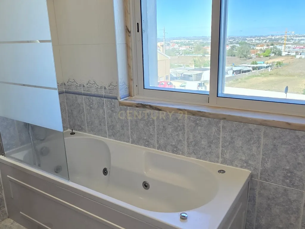 Excelente apartamento T2 com parqueamento - Image 31