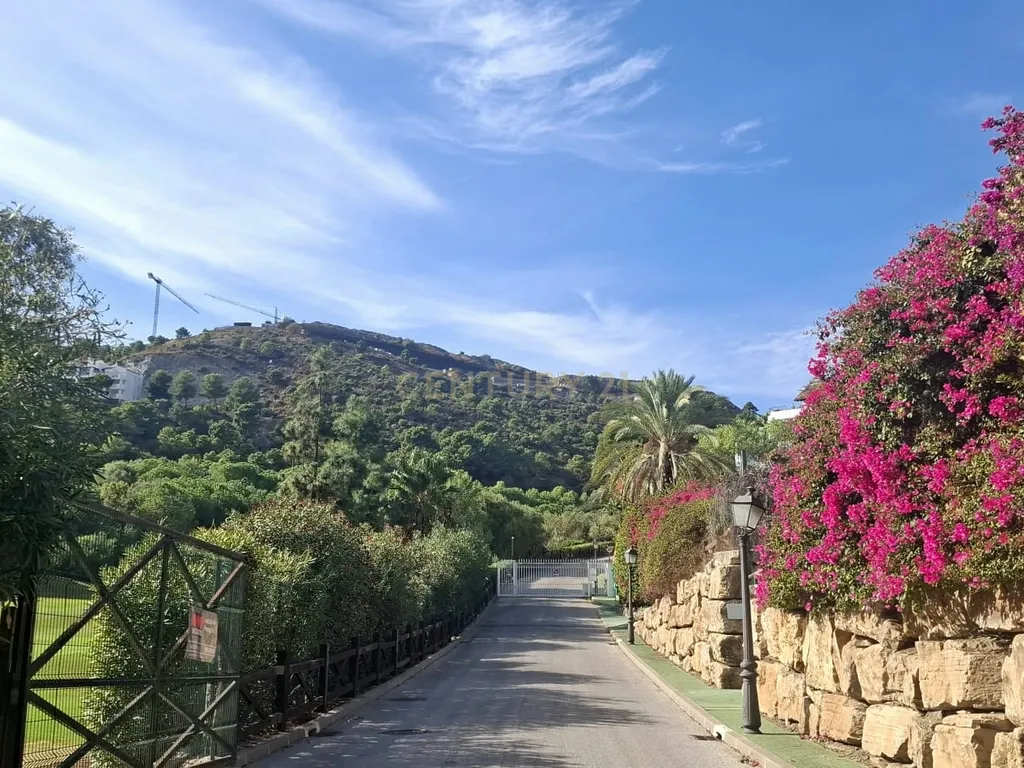 Terreno excepcional com 1.812 m² na prestigiada zona de Lomas de La Quinta, Benahavís - Image 14