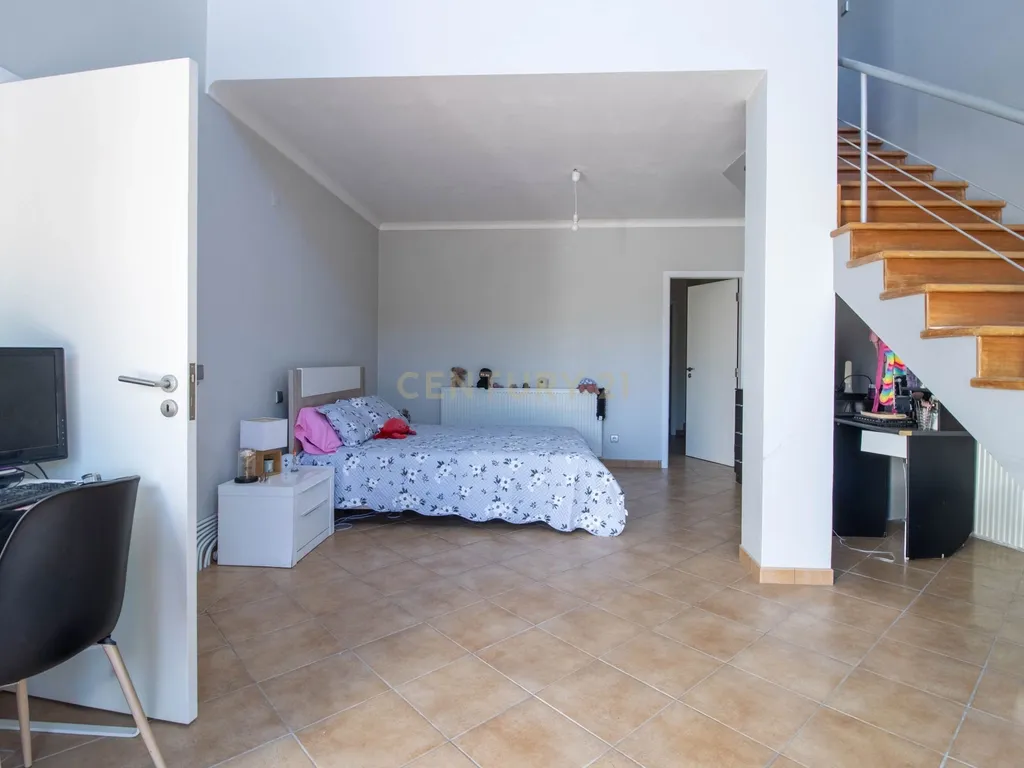 Moradia de arquitetura moderna no Juncal-Porto de Mós - Image 26