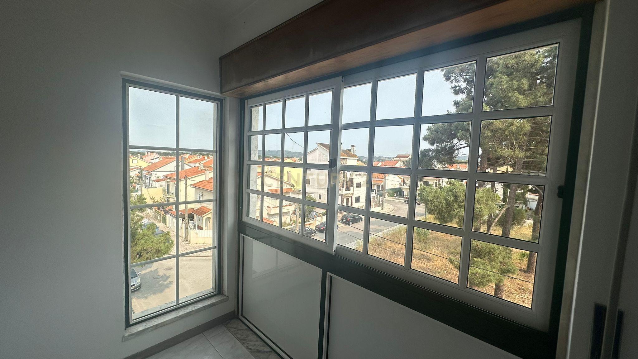Apartamento T2 com Varanda, na Quinta do Conde - Image 4