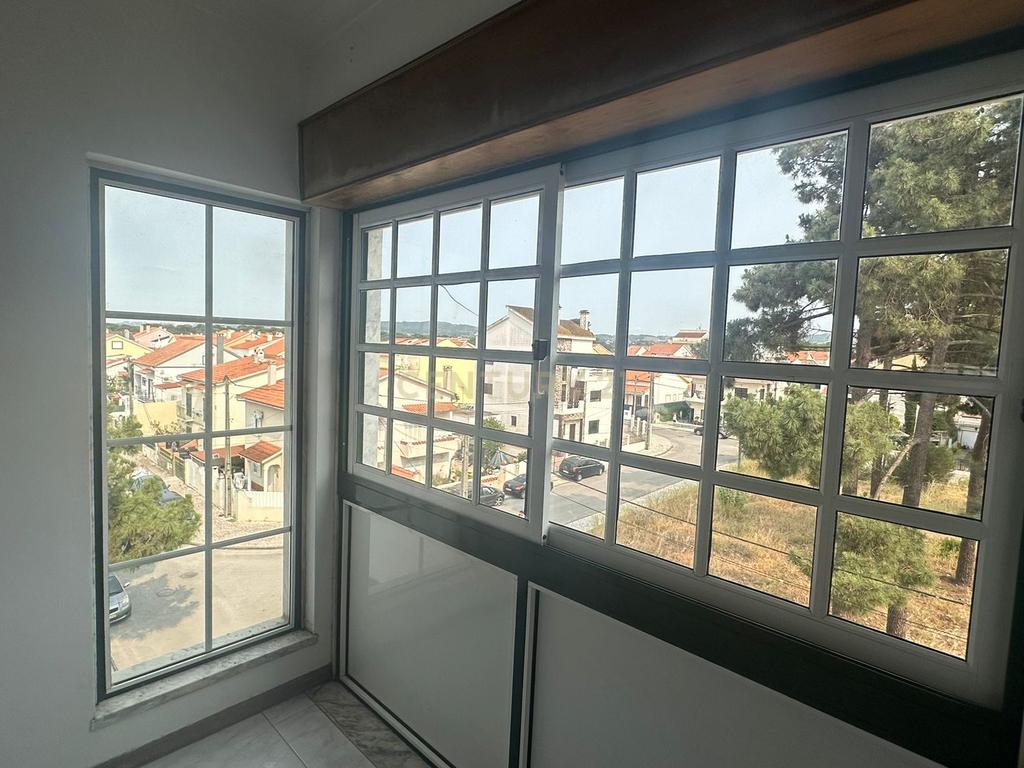 Apartamento T2 com Varanda, na Quinta do Conde - Image 4