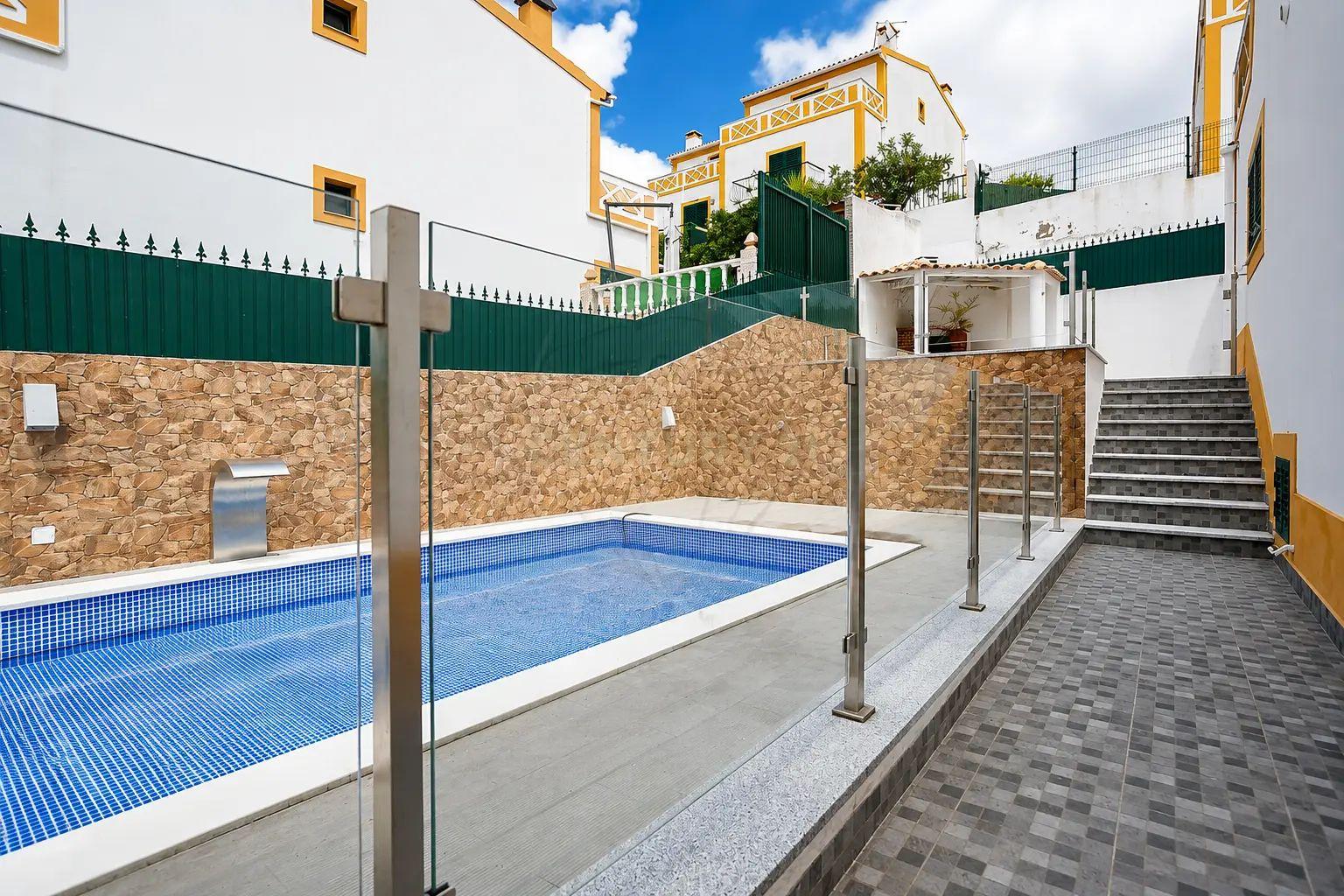 Fotografia 2 de ✨ Moradia Exclusiva em Sesimbra com Piscina Aquecida e Churrasqueira — Viva o Melhor do Mar!
