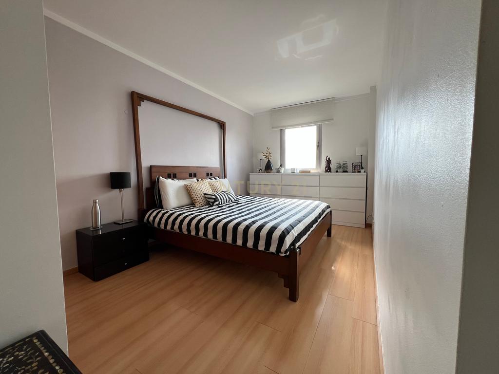 Apartamento T3 com vista desafogada e excelente luminosidade em Lumiar - Image 12
