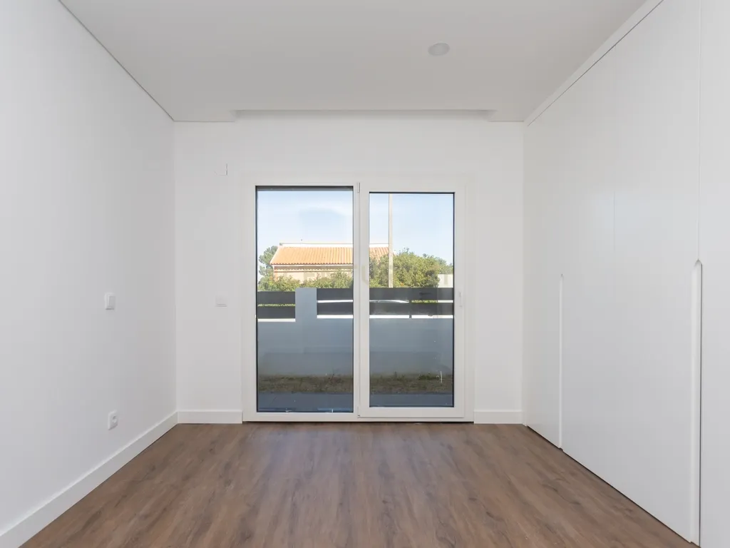 Moradia T3 Térrea Isolada com 3 suítes | Quinta do Anjo - Image 12