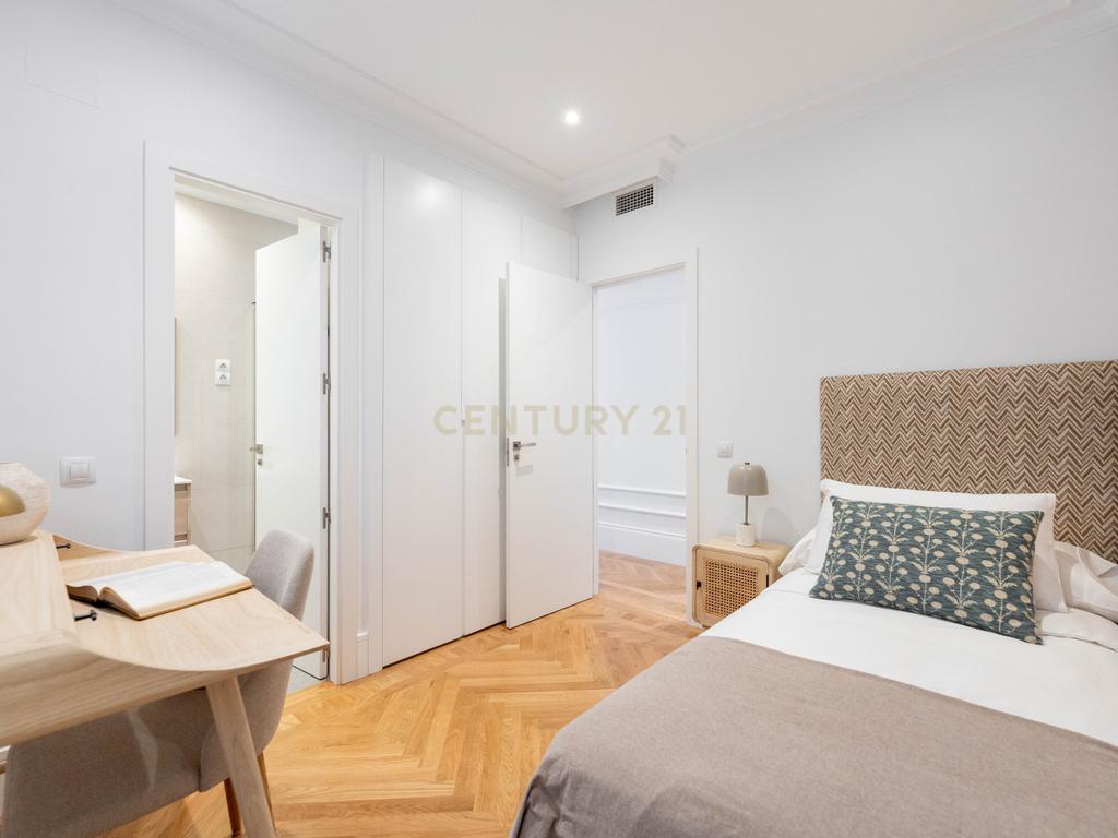 APARTAMENTO RENOVADO COM MOLDURAS E VARANDAS - Image 15