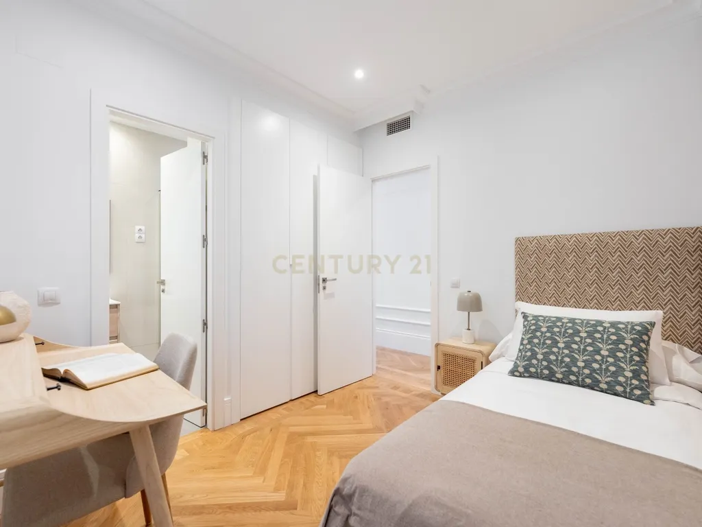 APARTAMENTO RENOVADO COM MOLDURAS E VARANDAS - Image 15