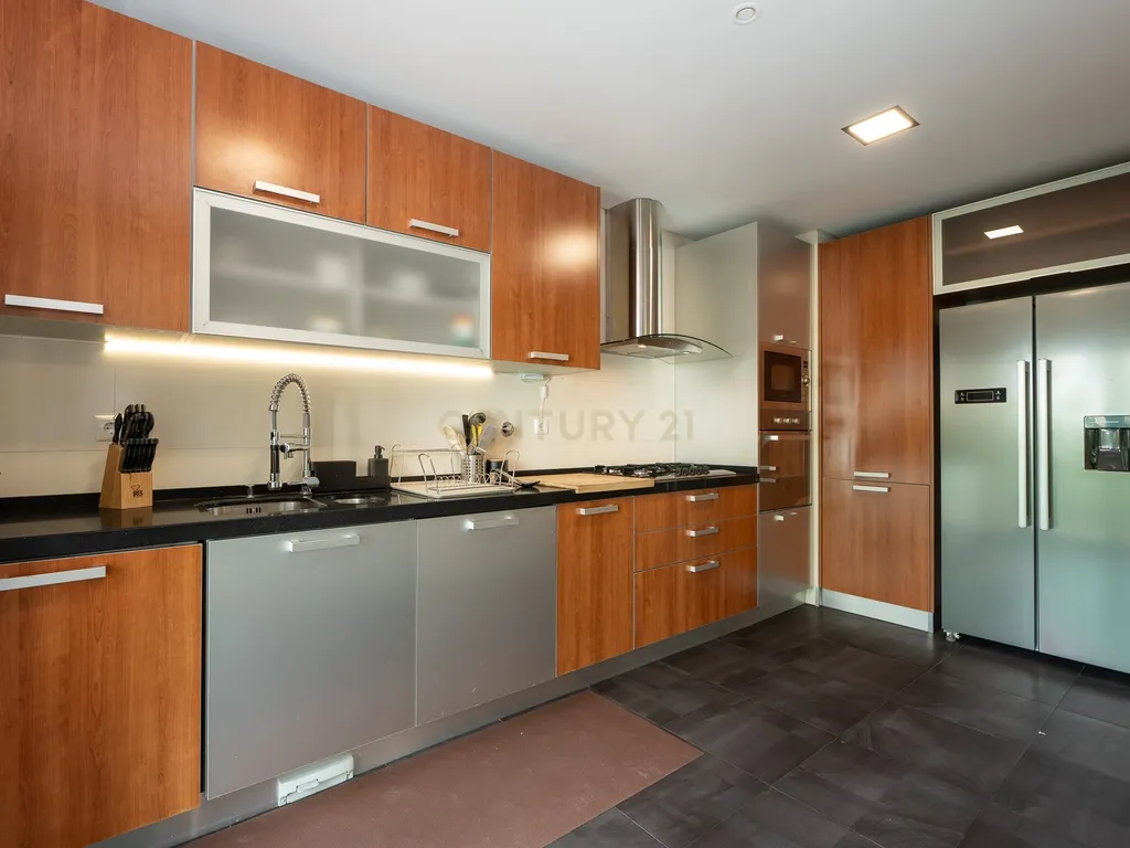 Apartamento de tipologia T3, com 2 varandas, 2 WC e box para 4 viaturas, situado no Jardim da Amoreira - Ramada em Odivelas. - Image 16