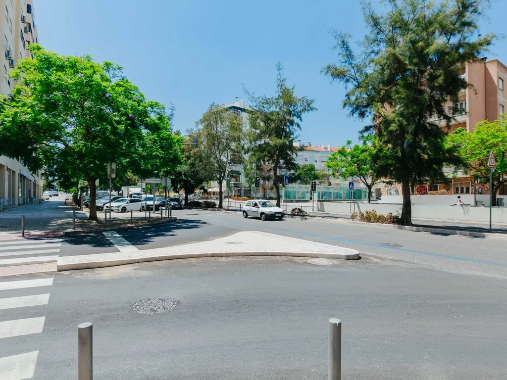 Loja com duas frentes em Sacavém, Loures - 120m² - Image 31