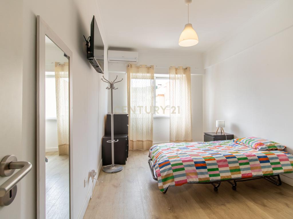 Apartamento T2 , com varanda e arrecadação , perto do metro -  Odivelas - Image 15