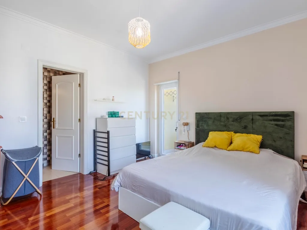 Espaçoso T3 na Sobreda com 2 Casas de Banho e Varandas - Image 55