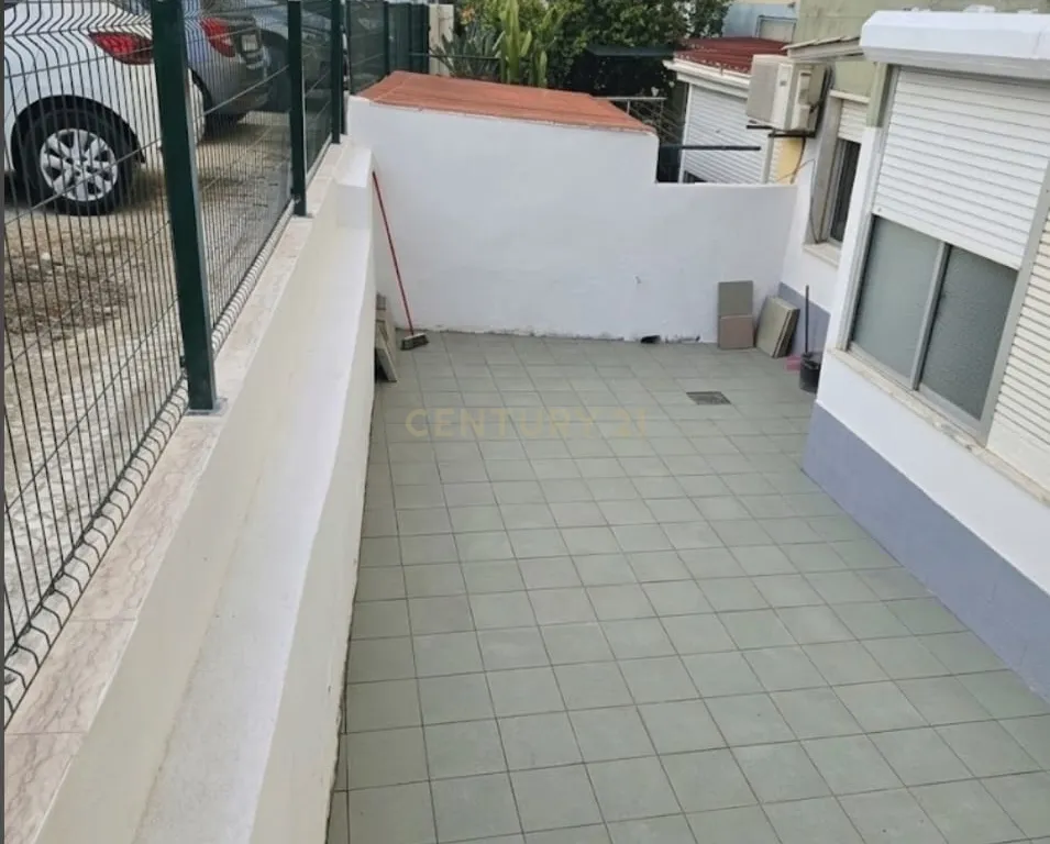 Apartamento T3 nas Amoreiras em Setúbal com Luz Natural e Boa Localização - Image 2