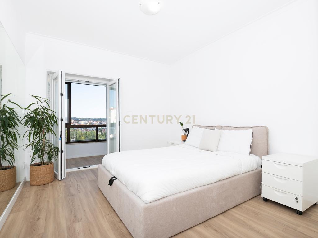 Apartamento T1 + Escritório totalmente remodelado - Image 18
