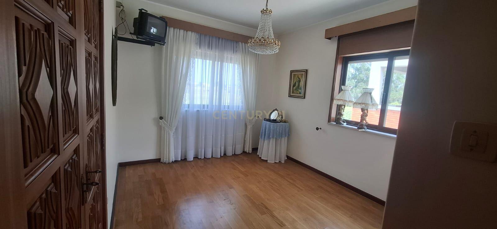 Fotografia 9 de MORADIA DE TRÊS PISOS, QUATRO FRENTES E UMA ÓTIMA ZONA EXTERIOR GIESTEIRA / PÓVOA DE VARZIM