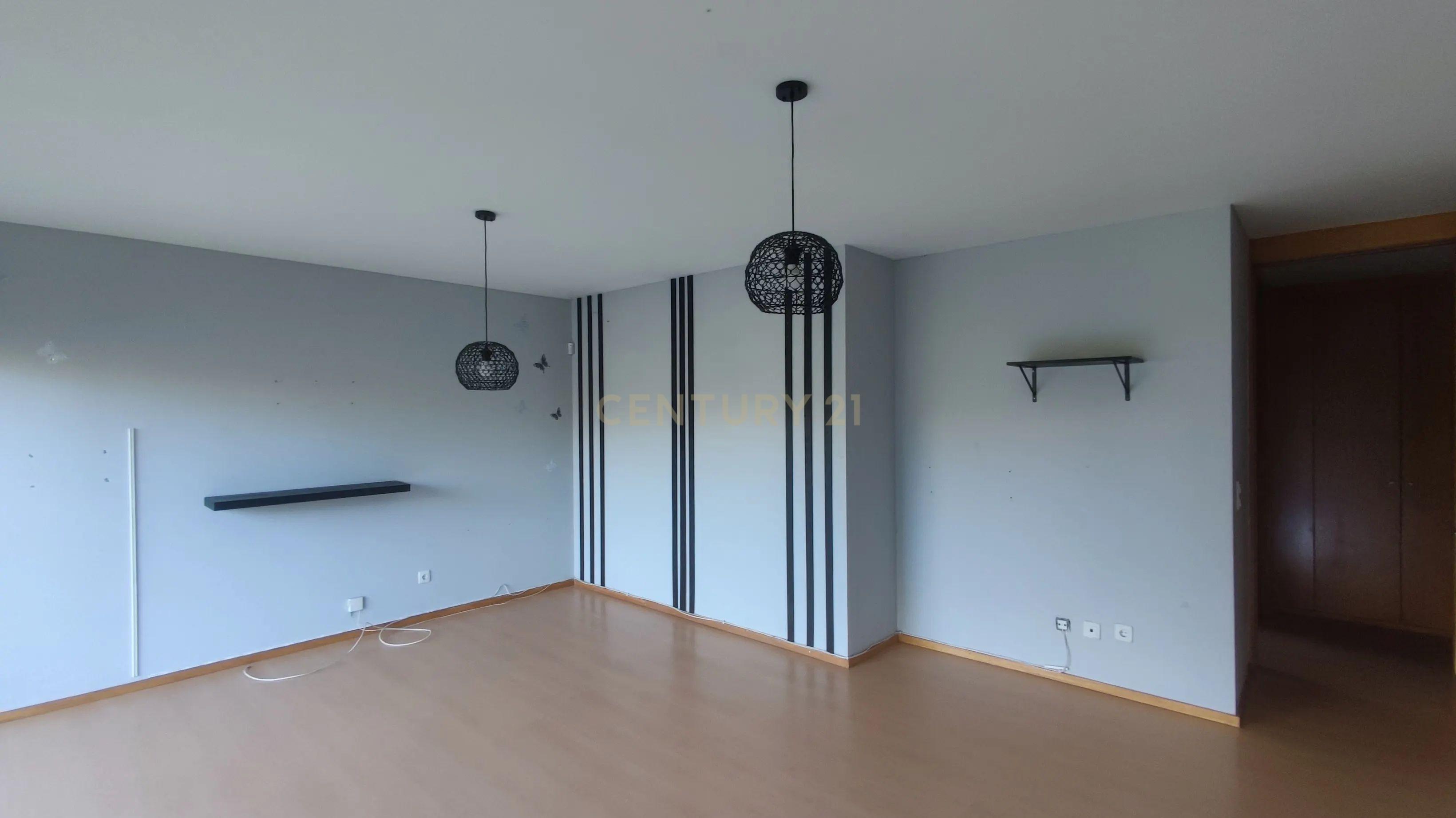 Apartamento T2 com Terraço e Garagem, Maia (Ao Aeroporto) - Image 9
