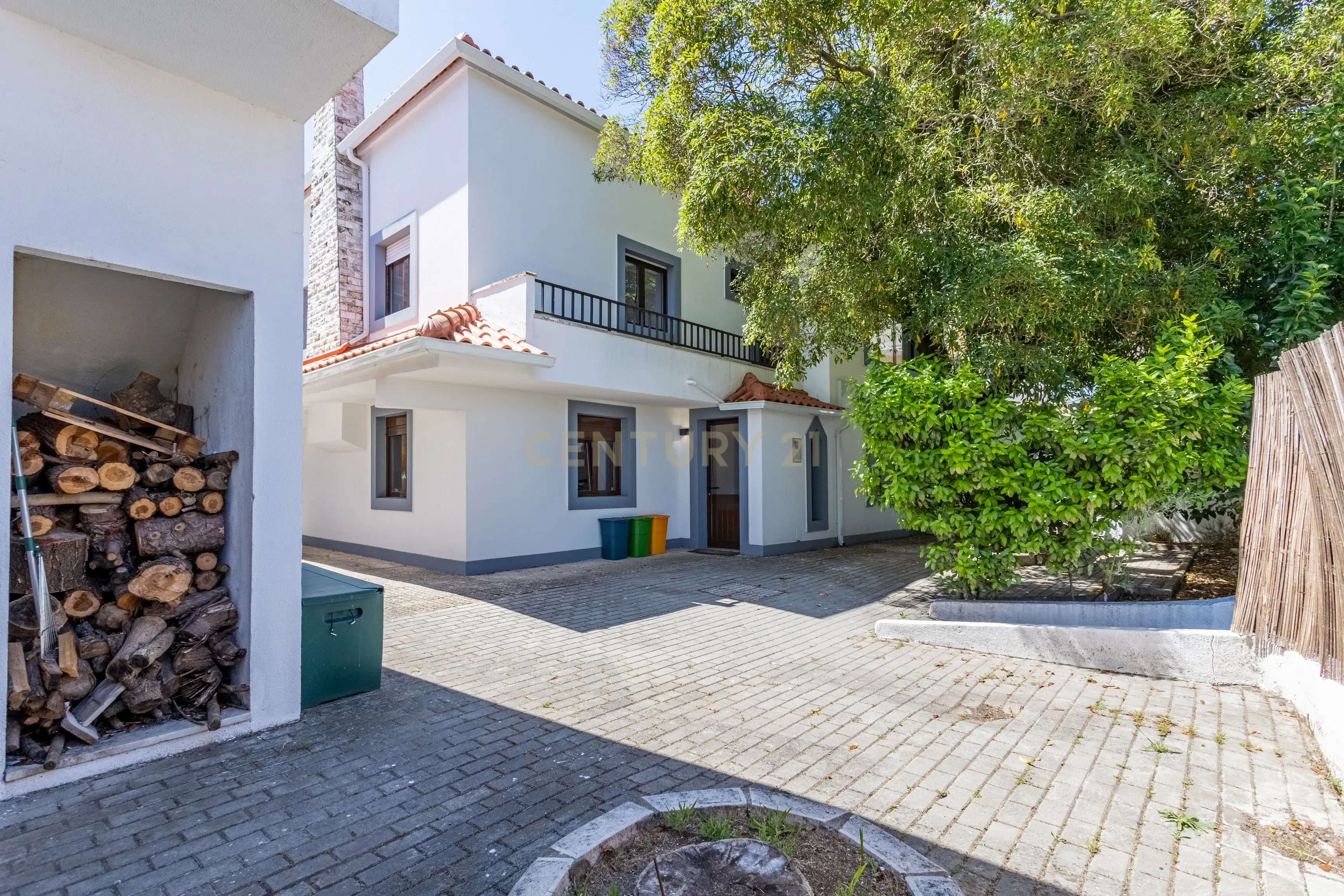 Moradia T5 isolada, inserida num lote de terreno de 750m2 em Casal de Cambra - Image 5