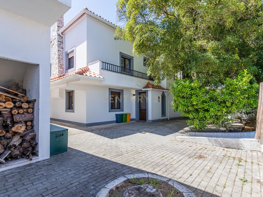 Moradia T5 isolada, inserida num lote de terreno de 750m2 em Casal de Cambra - Image 5