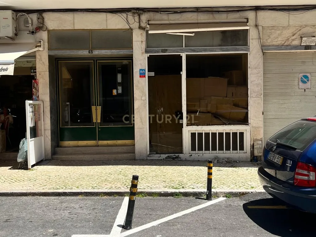 Oportunidade de Investimento em Campo de Ourique – Habitação + Loja Arrendadas com Garagem - Image 4