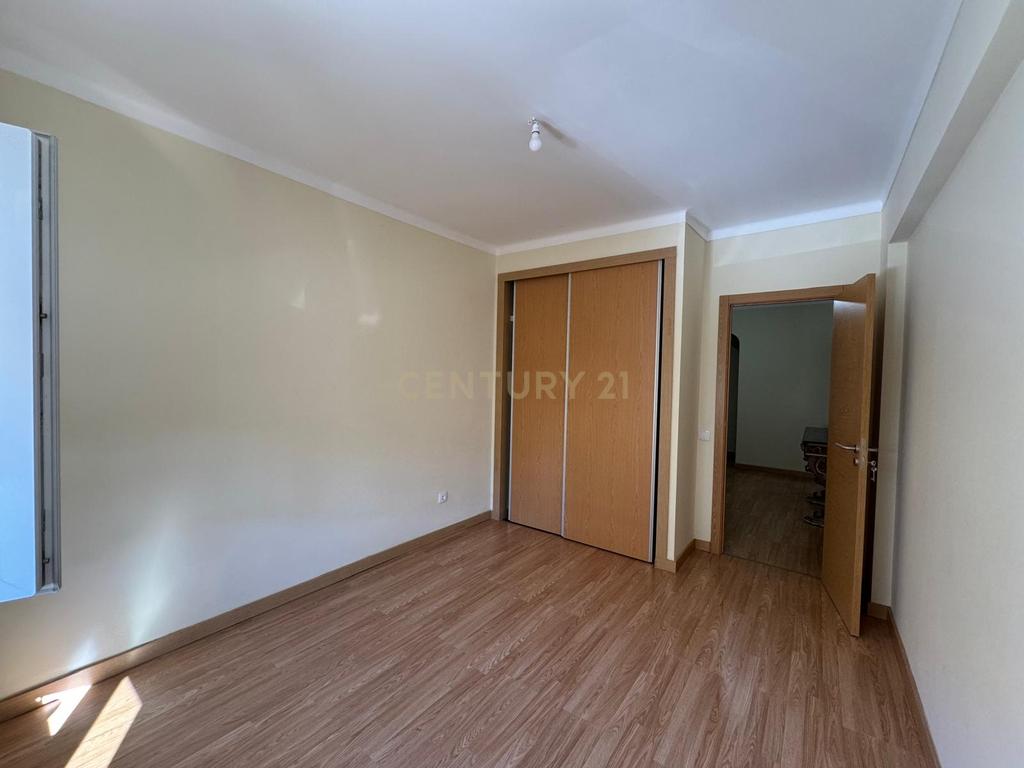 Apartamento T3 remodelado na zona do Parque Municipal - Image 13
