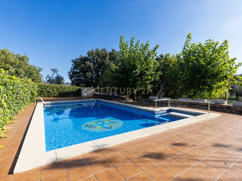 MASIA CATALANA EN VENDA A LLAGOSTERA – MÉS DE 7 HECTÀREES DE TERRENY, LLICÈNCIA TURÍSTICA, PISCINA I CAMP DE FUTBOL - Image 16