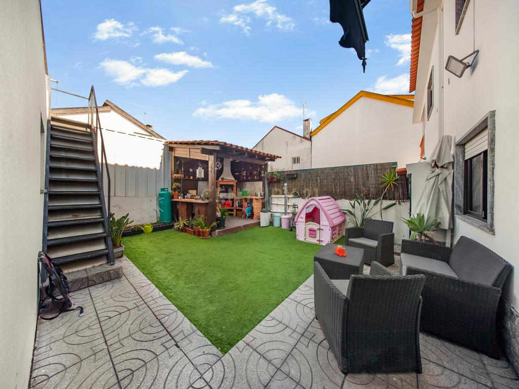Moradia Geminada T3 com excelentes áreas, terreno e localização privilegiada em Fernão Ferro - Image 5