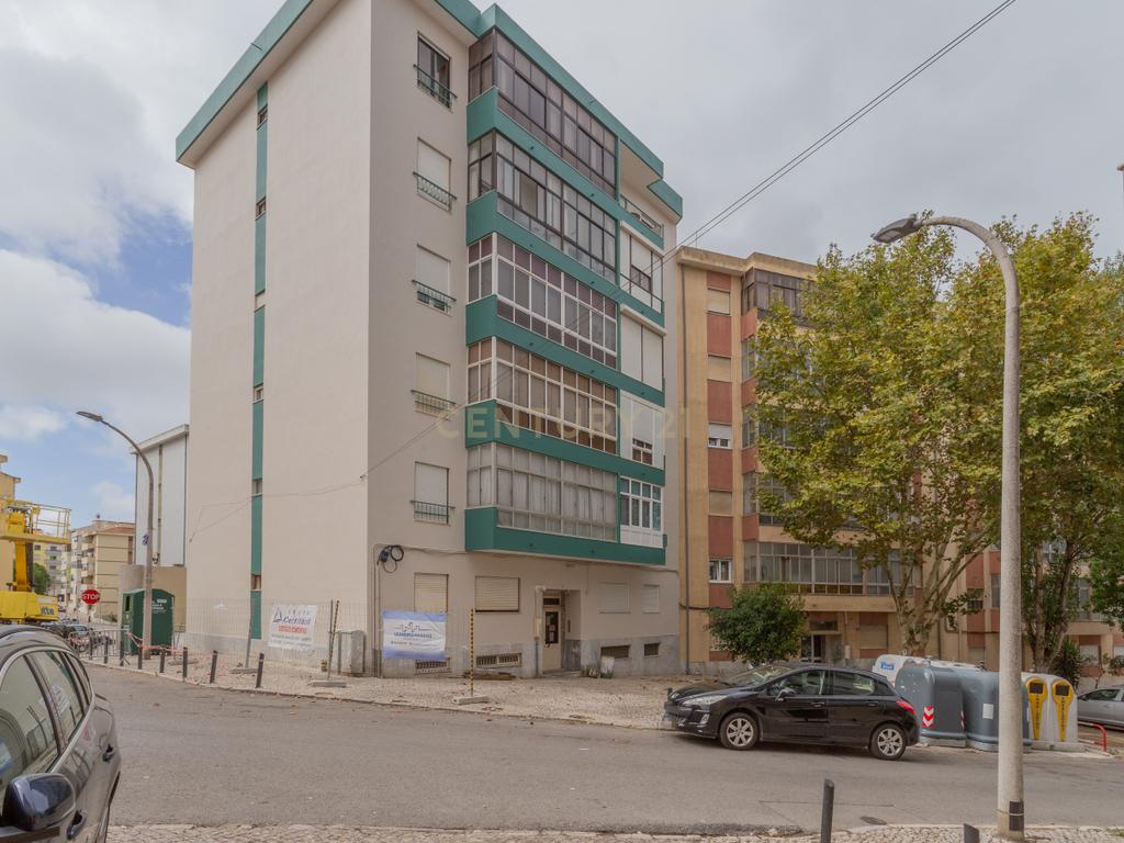 Apartamento T4 convertido em T3 - Centro do Barreiro - Image 36