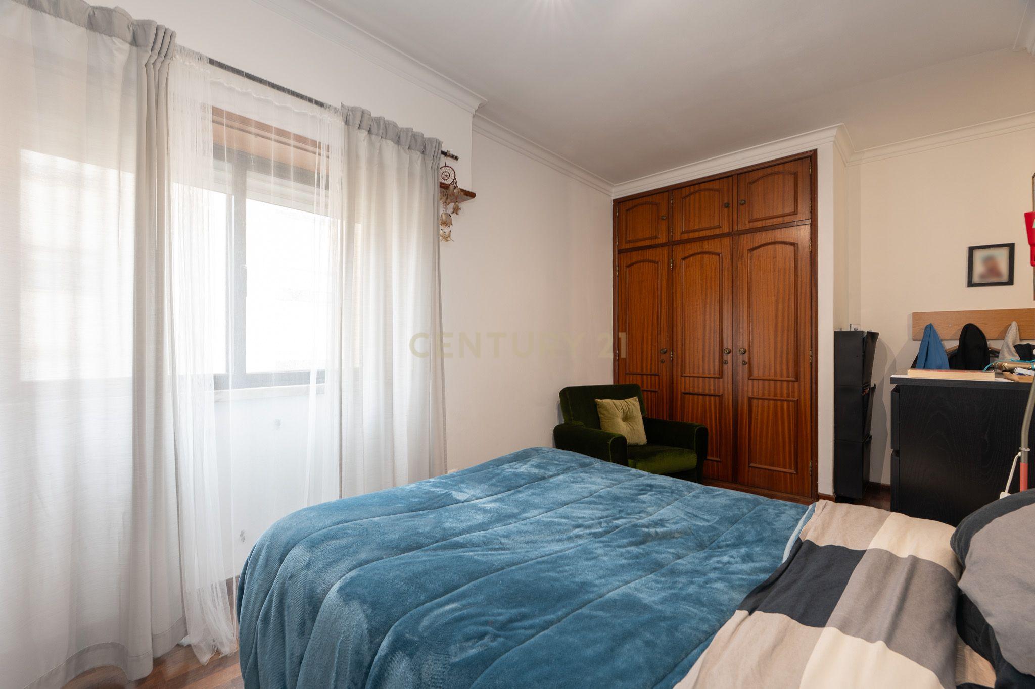 Apartamento T3 com garagem para 2 viaturas Monte Abraão - Image 26