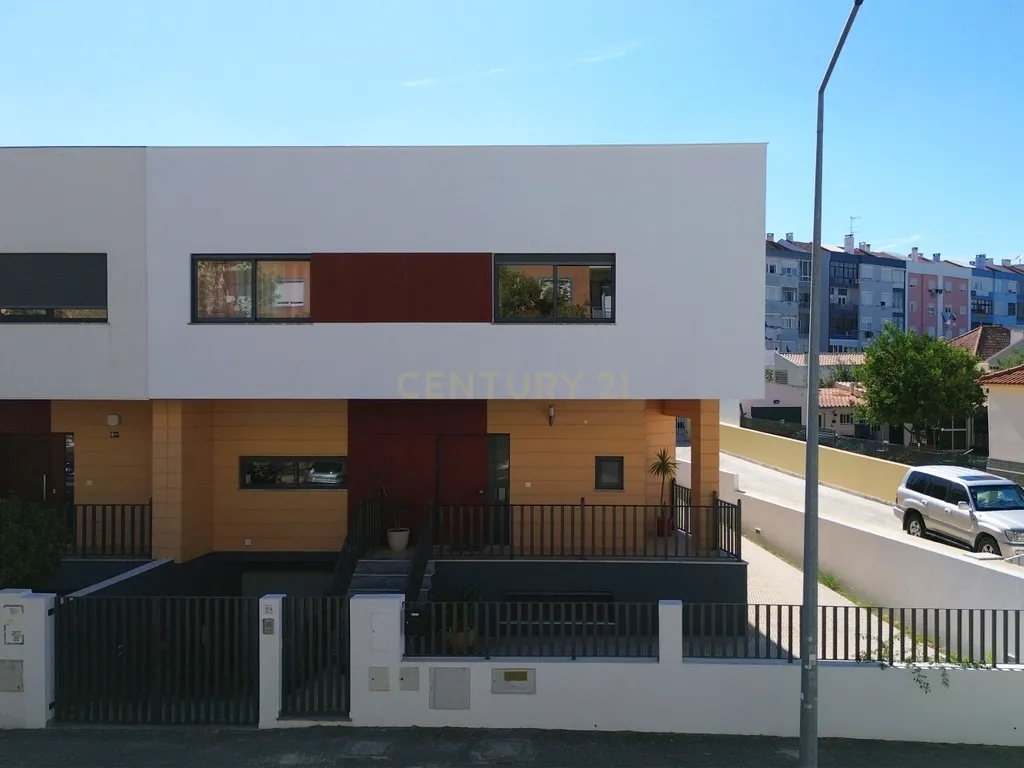 Moradia Contemporânea V3+1 Seixal - Image 3