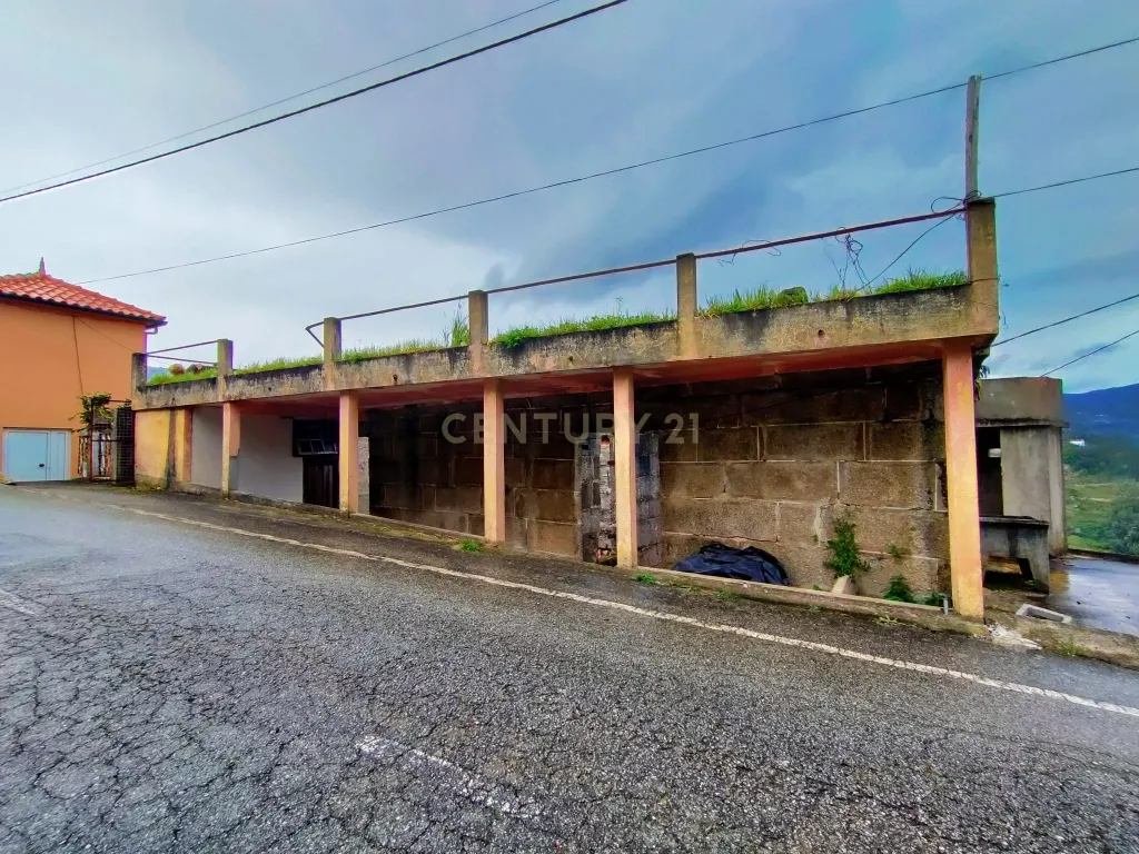 Moradia para reconstruir com terreno, refúgio paradisíaco perto da praia fluvial de Porto de Rei, S. Martinho de Mouros, Resende - Image 2